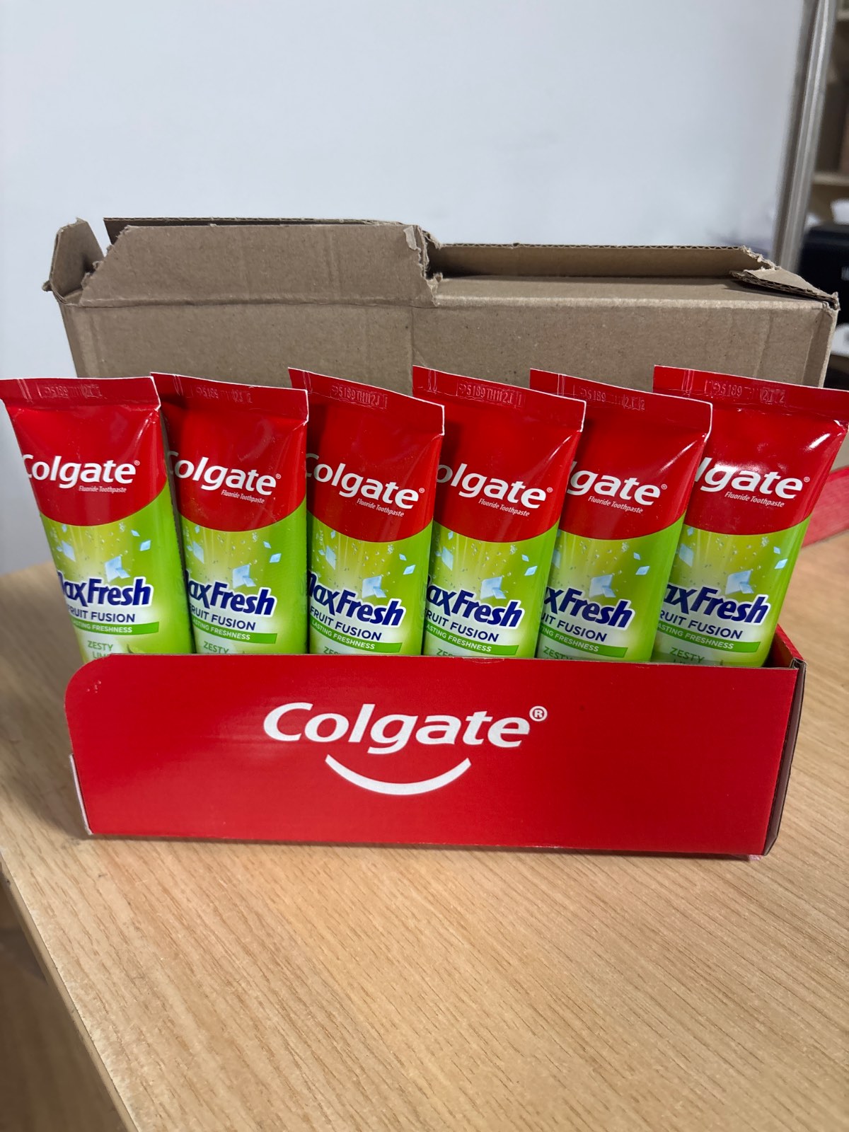 295466 - COLGATE – Max Fresh Fruit Fusion Pastë dhëmbësh – Frymë e freskët 10 herë më e qëndrueshme, me shije lime të thartë – Paketë me 6 × 75 ml.
