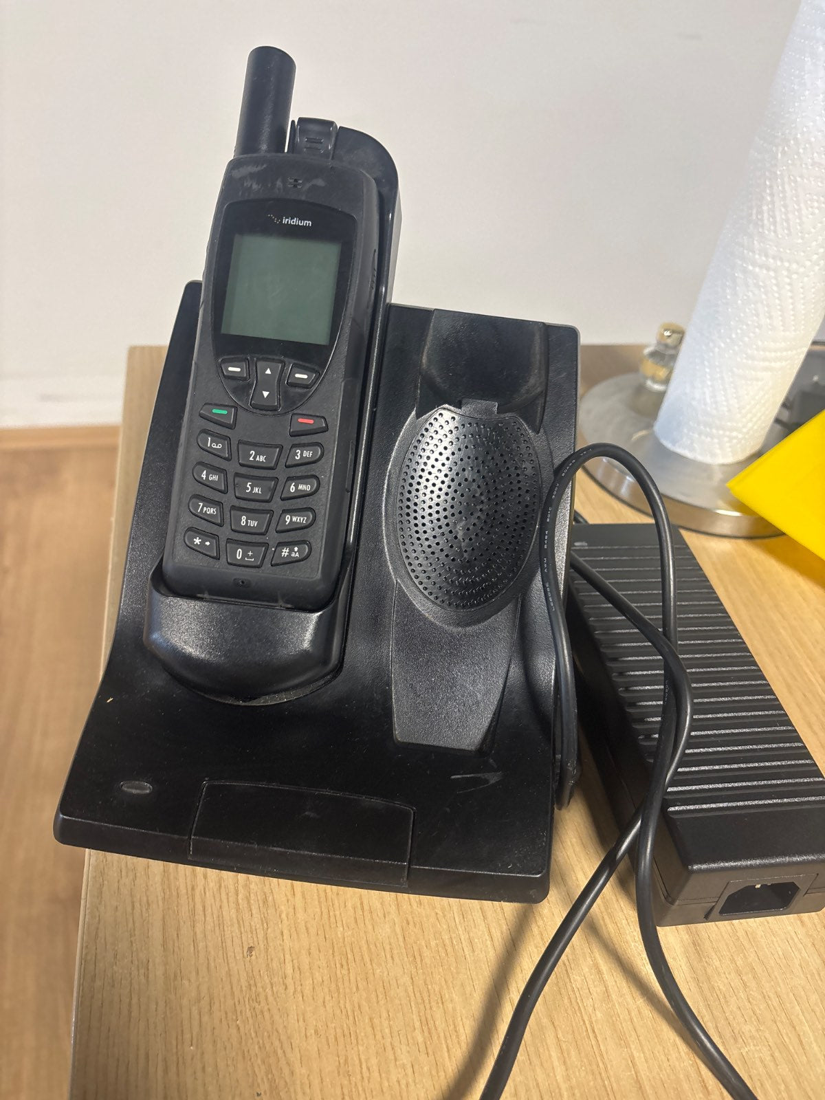 238690 - OSAT Iridium 9555 – Telefon satelitor me telefon dhe SIM, me parapagesë, paspagesë ose kontratë mujore. Kartat SIM janë të gatshme për aktivizim. Ofron thirrje zanore, mesazhe SMS dhe mbulim global. Koha e përdorimit (airtime) nuk përfshihet.
