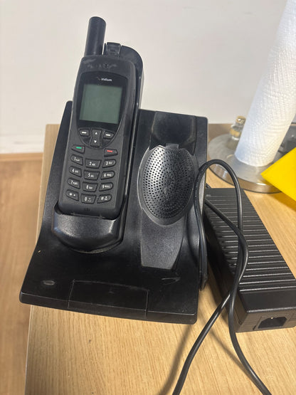 238690 - OSAT Iridium 9555 – Telefon satelitor me telefon dhe SIM, me parapagesë, paspagesë ose kontratë mujore. Kartat SIM janë të gatshme për aktivizim. Ofron thirrje zanore, mesazhe SMS dhe mbulim global. Koha e përdorimit (airtime) nuk përfshihet.