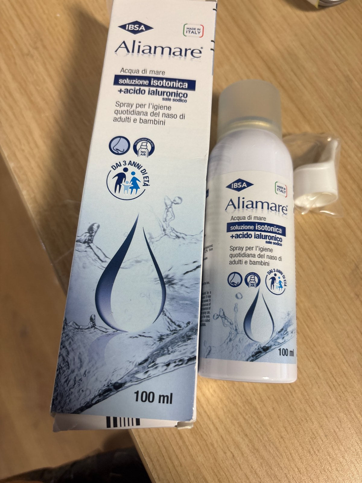 158531 - IBSA Aliamare Spray 100 ml – Sprej për hundë me ujë deti izotonik dhe acid hialuronik. Ndihmon në pastrimin dhe higjienën e hundës, i përshtatshëm për përdorim të përditshëm te të rriturit dhe fëmijët mbi 3 vjeç.
