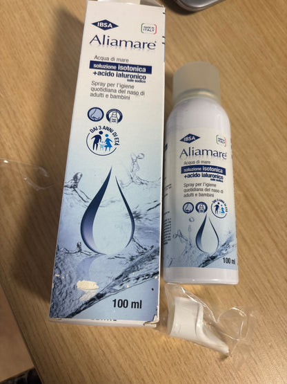 229950 - IBSA Aliamare Spray 100 ml – Sprej nazal me ujë deti izotonik dhe acid hialuronik për higjienën dhe pastrimin e hundës. I përshtatshëm për përdorim të përditshëm te të rriturit dhe fëmijët mbi 3 vjeç.