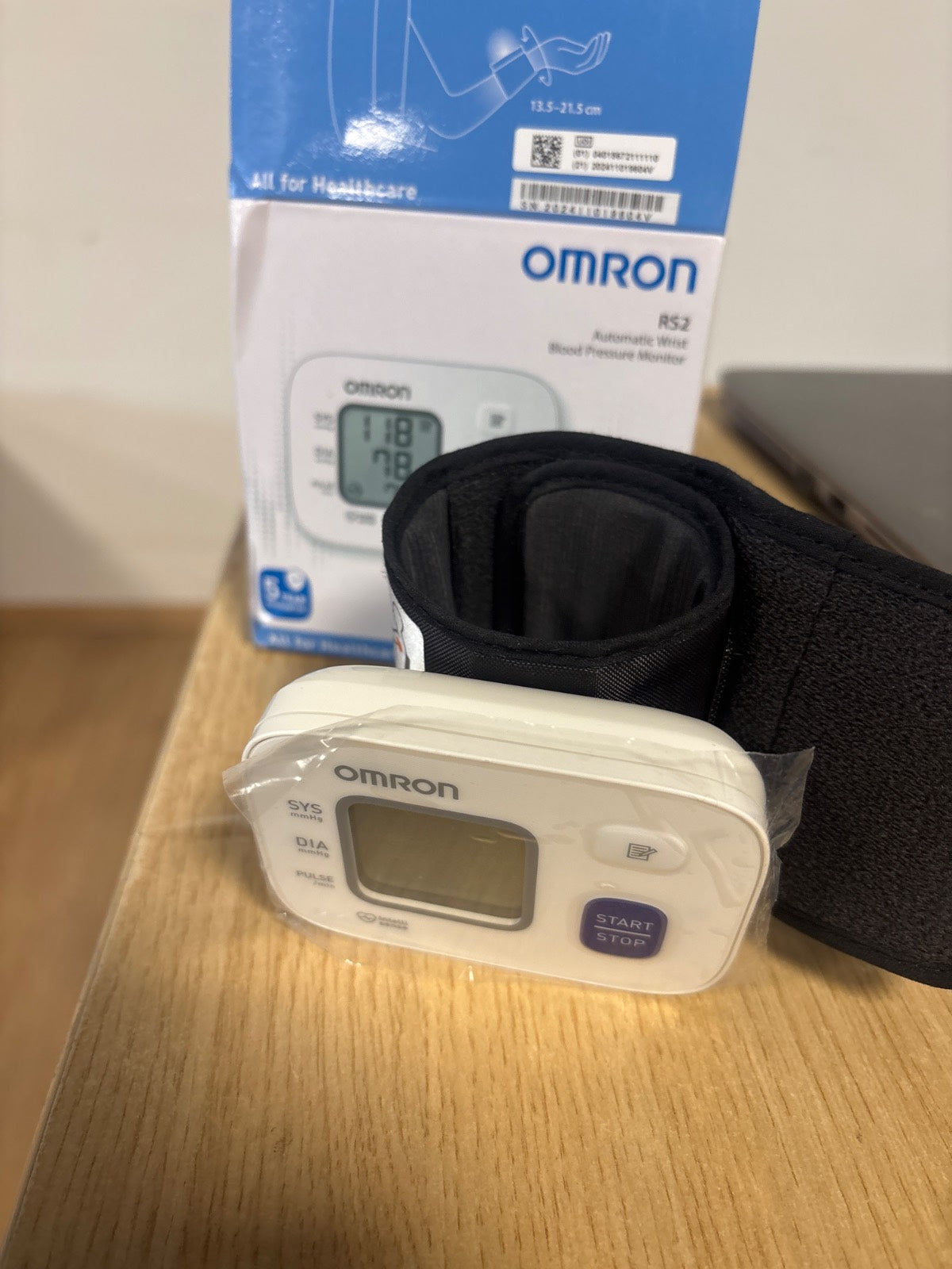 269089 - OMRON RS2 Wrist Blood Pressure Monitor – Matës tensioni për kyçin e dorës me zbulim të rrahjeve të parregullta të zemrës, i validuar klinikisht, me manshetë 13.5–21.5 cm dhe memorie për 30 matje.