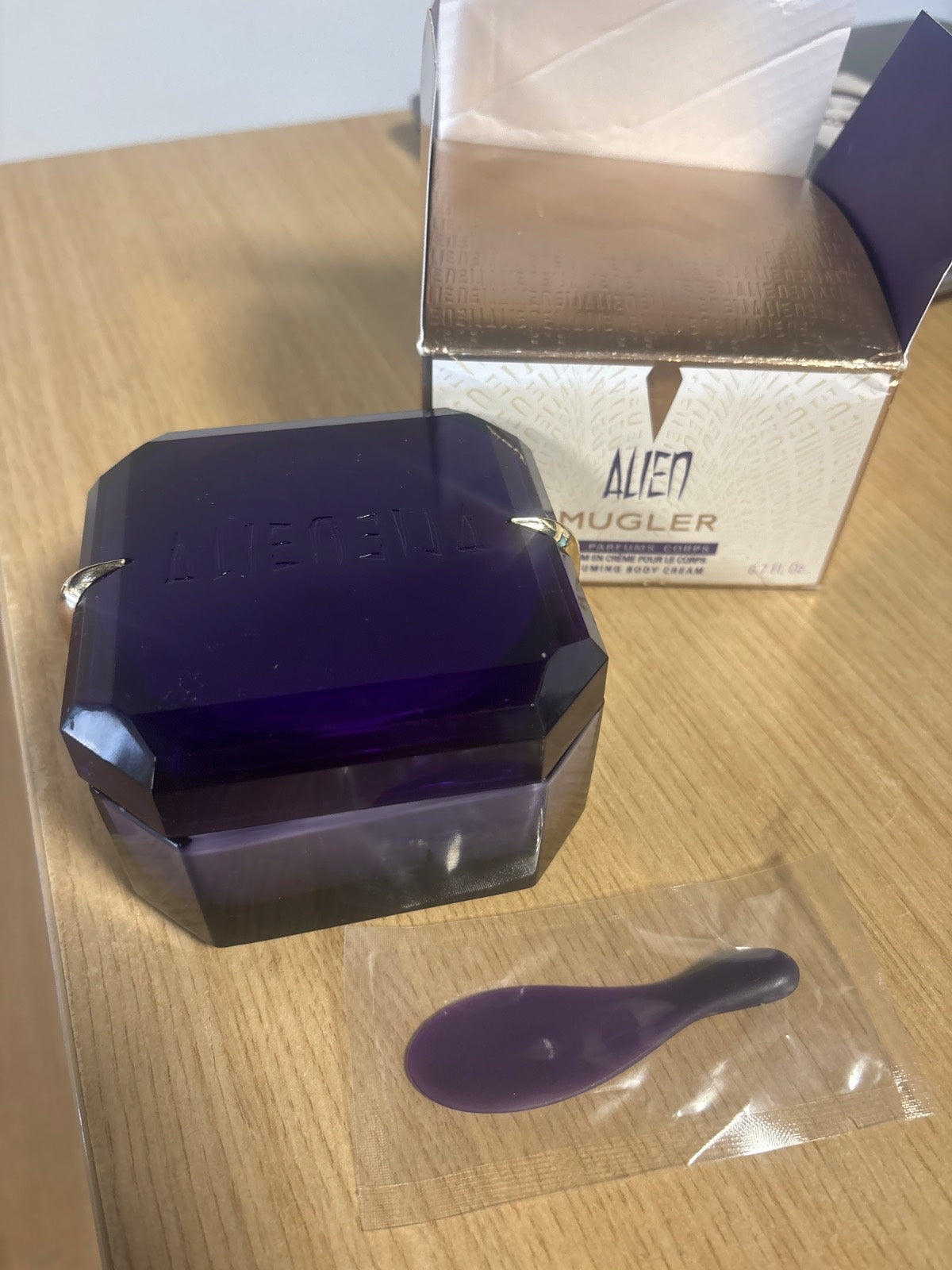 158503 - ALIEN BODY CREAM – Krem trupi Alien. (Krem hidratues për trupin me aromën e linjës Alien.)
