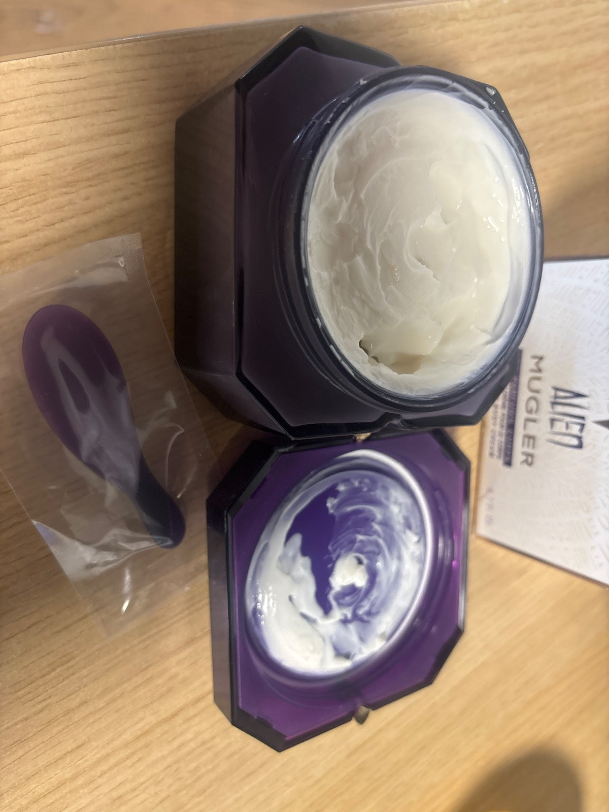 158503 - ALIEN BODY CREAM – Krem trupi Alien. (Krem hidratues për trupin me aromën e linjës Alien.)