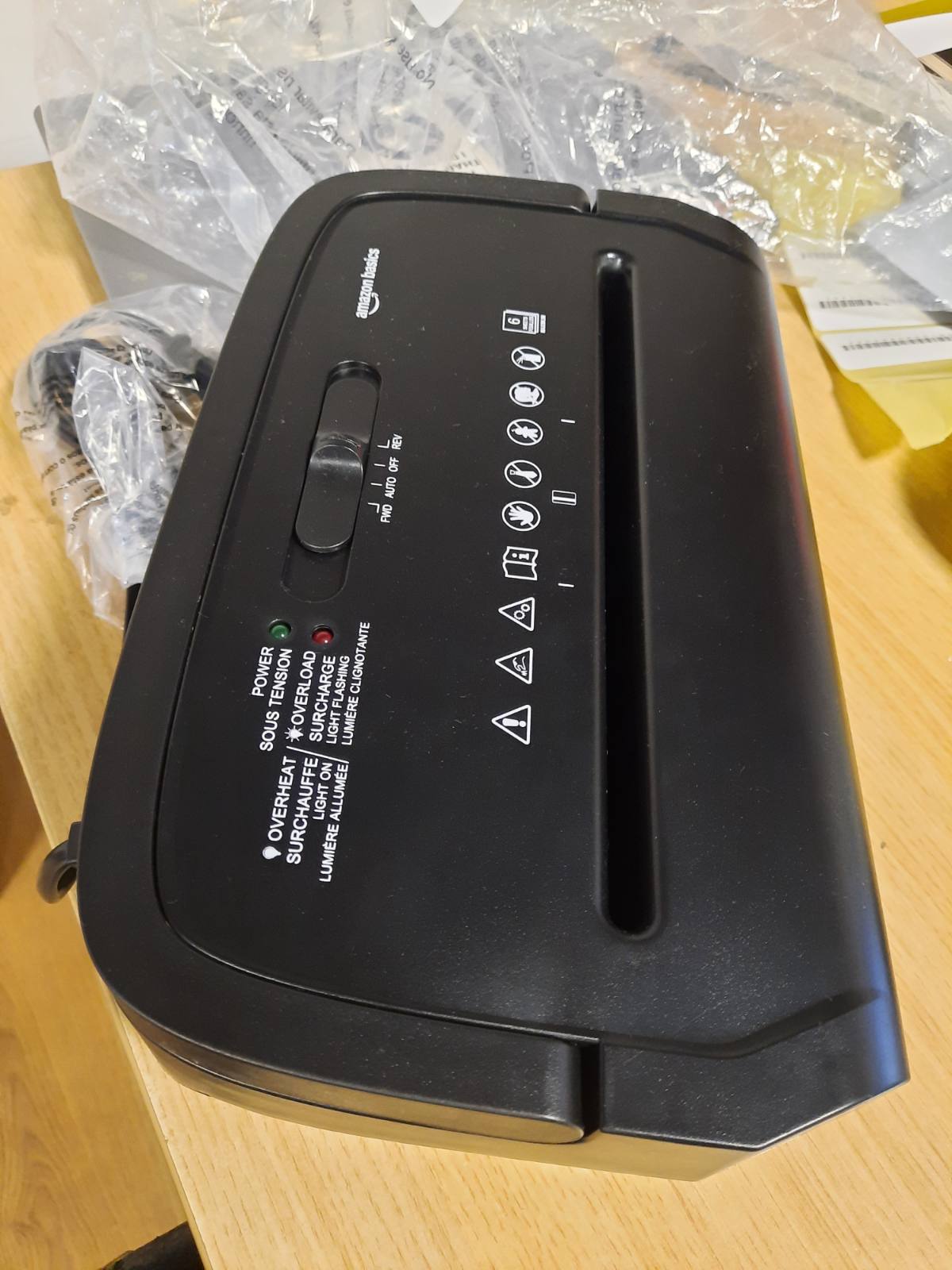 167461 - Amazon Basics Grirëse letre dhe kartash krediti me prerje mikro për siguri të lartë, 6 fletë, 14 litra, me doreza, dizajn kompakt për shtëpi, ngjyrë e zezë.