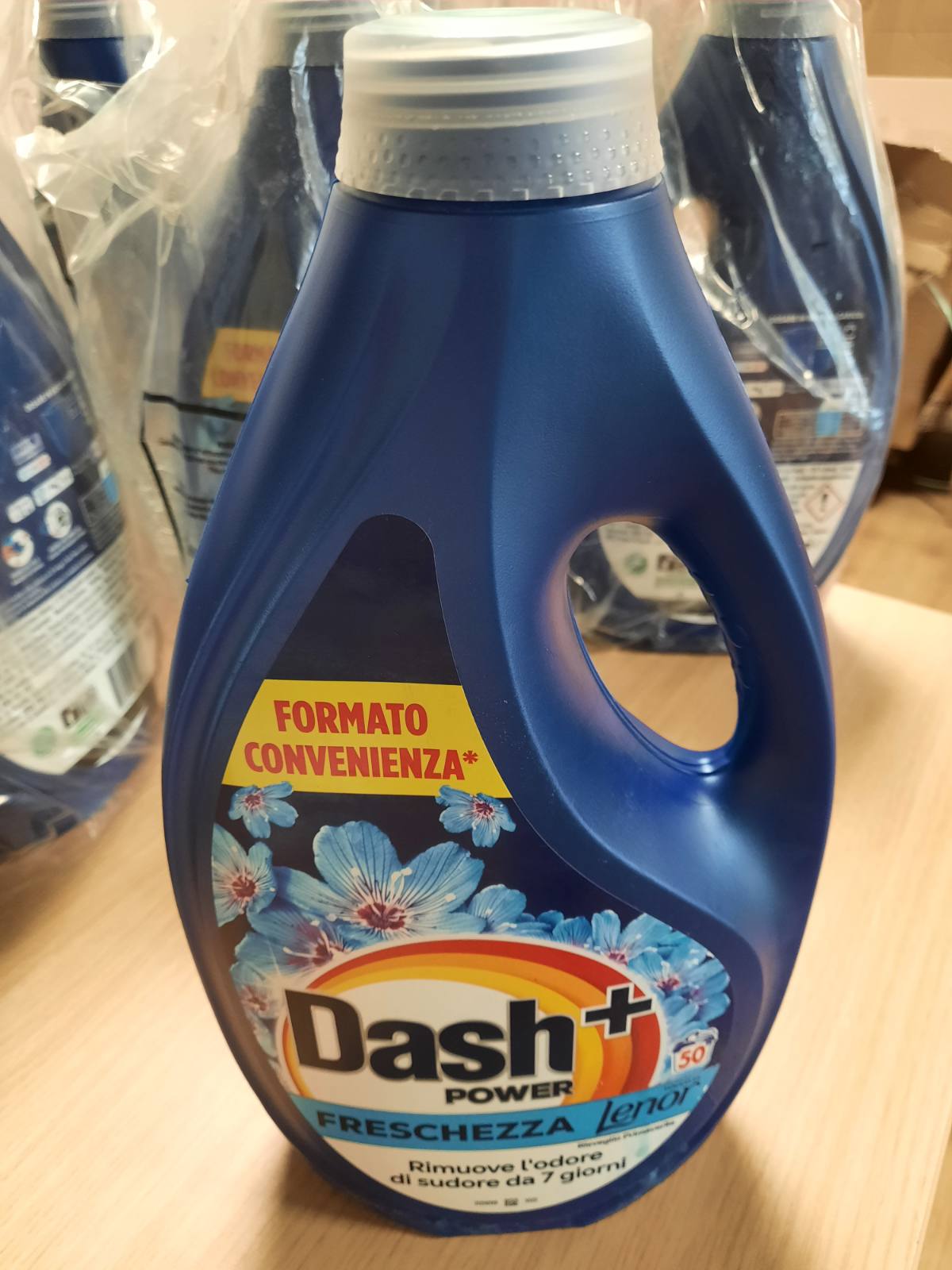 311075 - DASH Detergjent i lëngshëm për larje rrobash 50 larje, Lenor Freshness, Spring Awakening