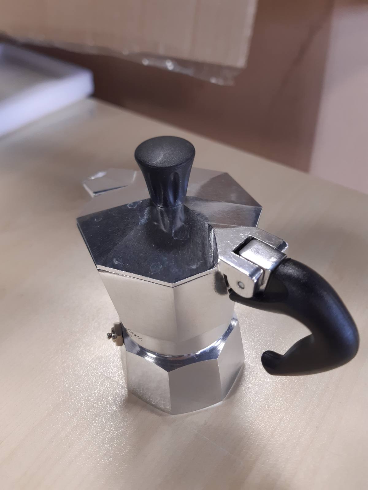 190446 -Bialetti - Moka Express: aparat kafeje espresso për sobë, ikonik, përgatit kafe autentike italiane, moka për 1 filxhan (2 oz - 60 ml), alumini, ngjyrë e argjendtë.