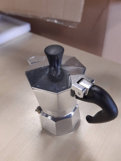 190446 -Bialetti - Moka Express: aparat kafeje espresso për sobë, ikonik, përgatit kafe autentike italiane, moka për 1 filxhan (2 oz - 60 ml), alumini, ngjyrë e argjendtë.