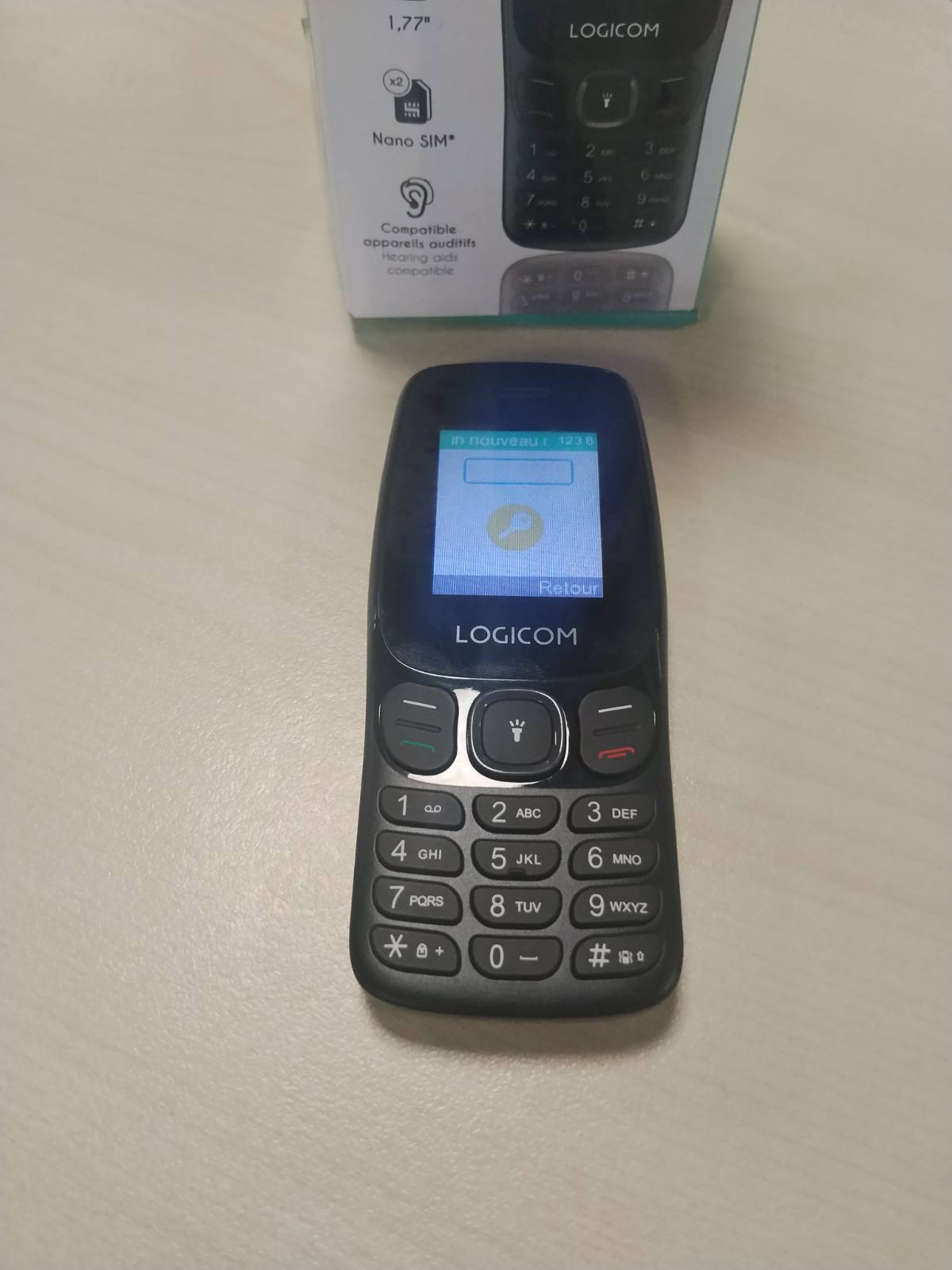 320021 - POSH Telefon celular 405 – 4G i zhbllokuar – Kartë SIM e dyfishtë – Ekran 1.77” – Jetëgjatësi baterie 200 orë – Kamera – Fener – Memorie e zgjerueshme 32GB – Portë USB-C – E zezë