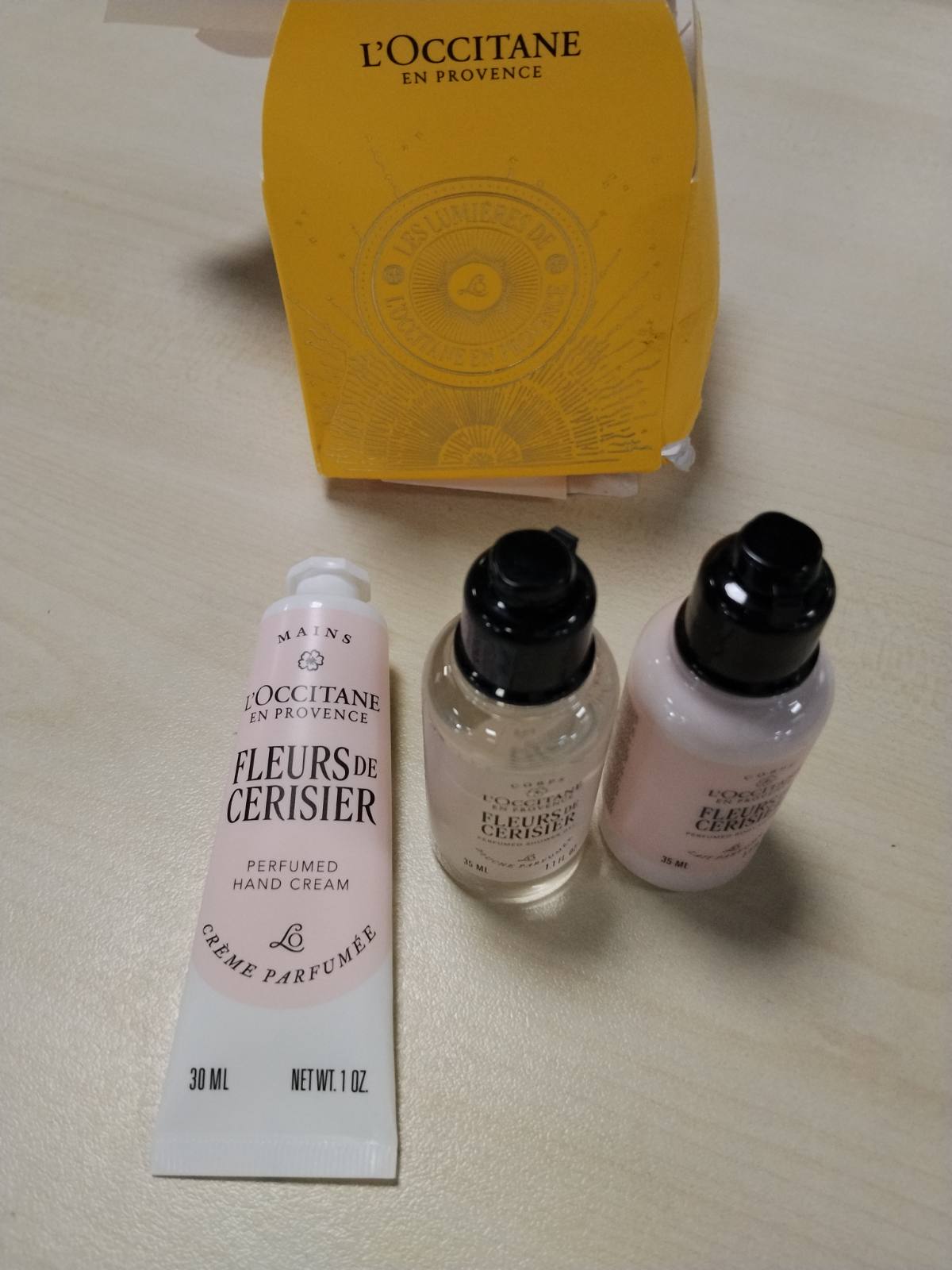 300940 - L'OCCITANE - Set dhuratash për Krishtlindje Cherry Blossom House – Xhel dushi, locion trupi dhe krem duarsh – Prodhuar në Francë