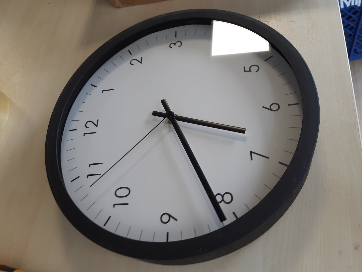 185871 - AMAZON BASICS Orë Muri Klasike e rrumbullakët 30cm, me Bateri, e Heshtur dhe e Lehtë për t'u Lexuar, e Zezë