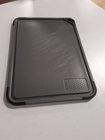 252098 - AXER Dërrasë prerëse plastike pa BPA, 35x25 cm me kanal lëngu, këmbë që nuk rrëshqasin, dorezë dhe rende, Gri e errët