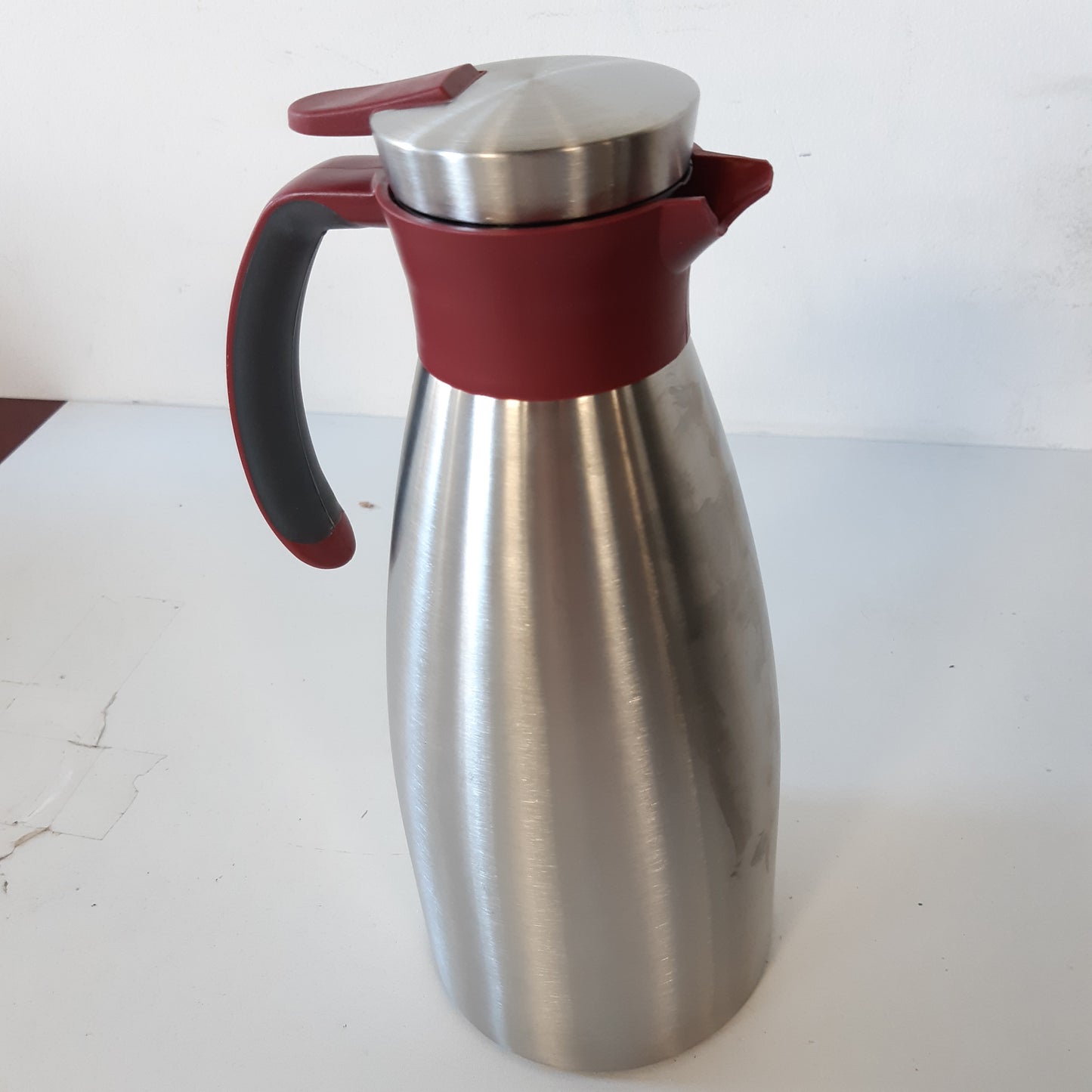 261453 - EMSA KARAFË E IZOLUAR ME DOREZË TË BUTË 1.5L, ÇELIK INOX, MBAN PIJET TË NGROHTA PËR 12 ORË DHE TË FTOHTA PËR 24 ORË, E PAPËRSHKUESHME NGA RRJEDHJET, DOREZË JO-RRËSHQITËSE, E KUQE VERE N4120500
