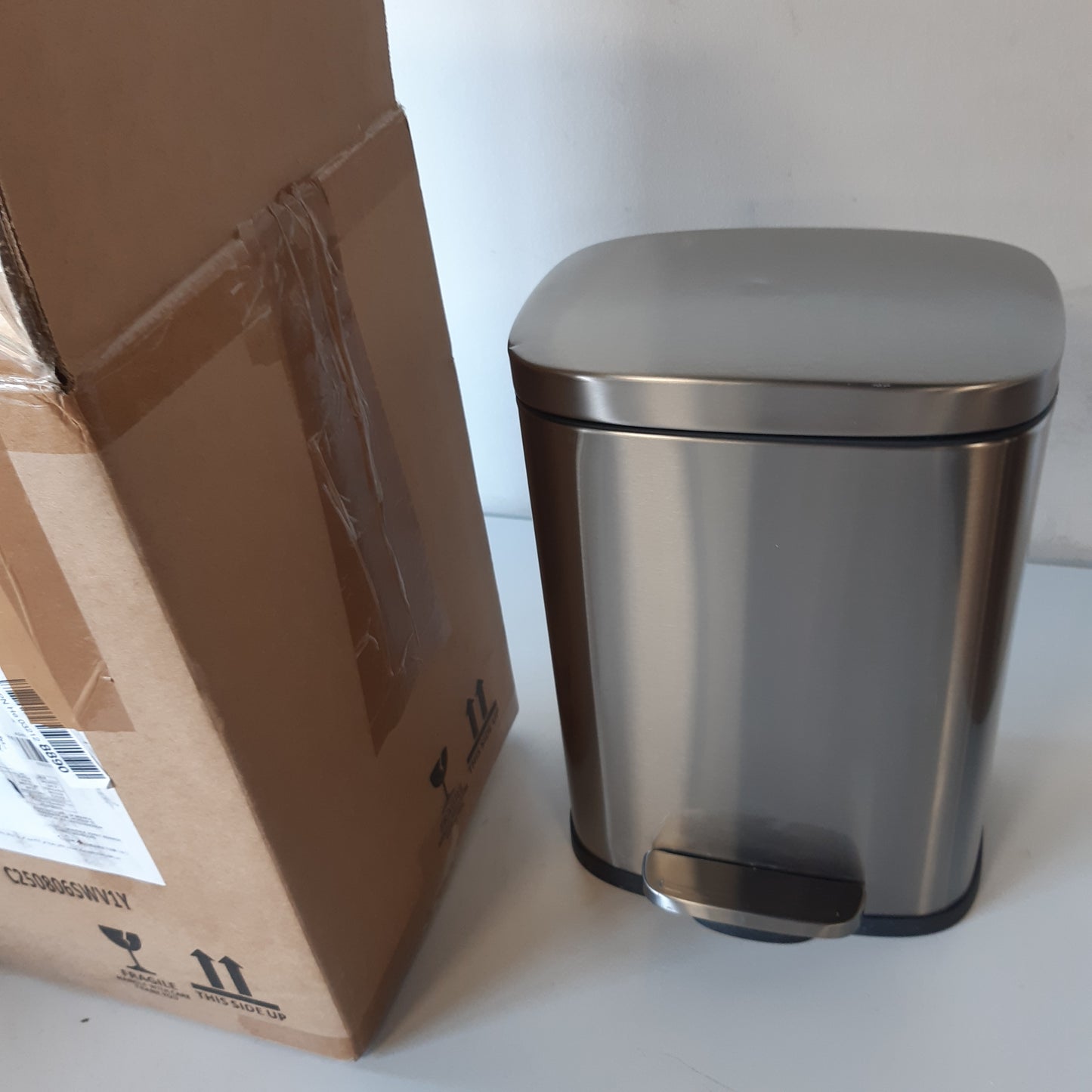 256548 - AMAZON BASICS Kosh Mbeturinash Mini, drejtkëndor, rezistent ndaj papastërtive, me pedal këmbësh me mbyllje të butë, çelik inox i lëmuar, 5L, 18.5cm x 21.6cm x 29.9cm (Gj x Gje x L)