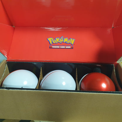 141523 - Pokémon TCG: paketë me 3 kuti Poké Ball 2024 – Poké Ball, Premier Ball dhe Moon Ball. Ekskluzive në Amazon, përfshin 9 paketa Scarlet & Violet dhe ngjitëse.