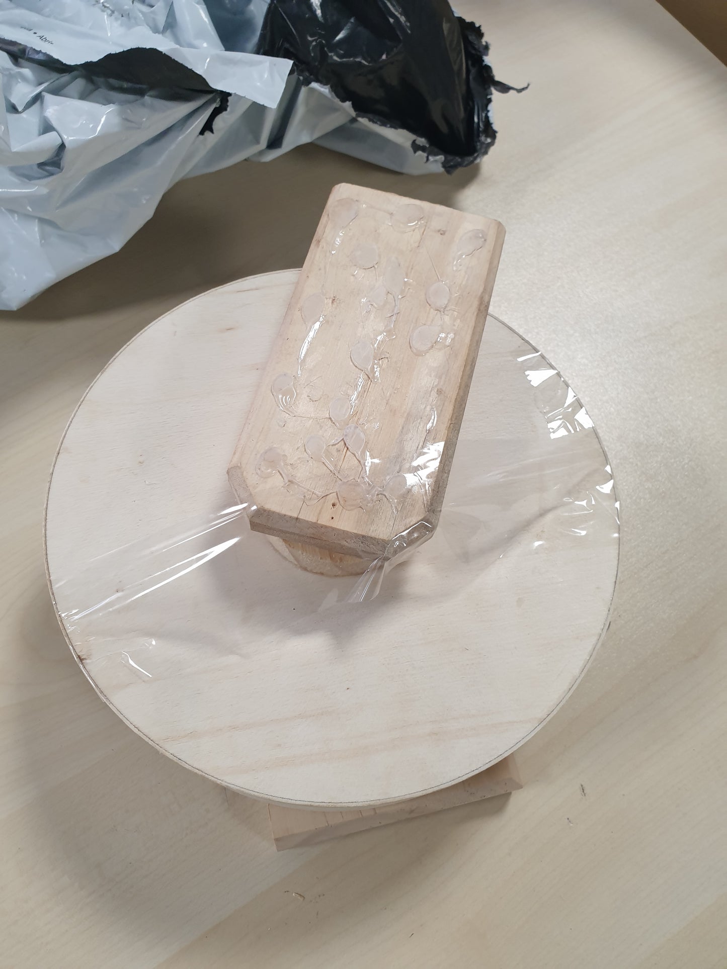 210084 - TRIXIE Biçikletë Ekuilibri Prej Druri, Ø 21 cm, E Patrajtuar, Sipërfaqe Vrapimi e Mbyllur me Mbulesë Tape, Kushineta me Sfera për Lëvizje të Lehta, Madhësia 21x24x10 cm, Modeli 60922