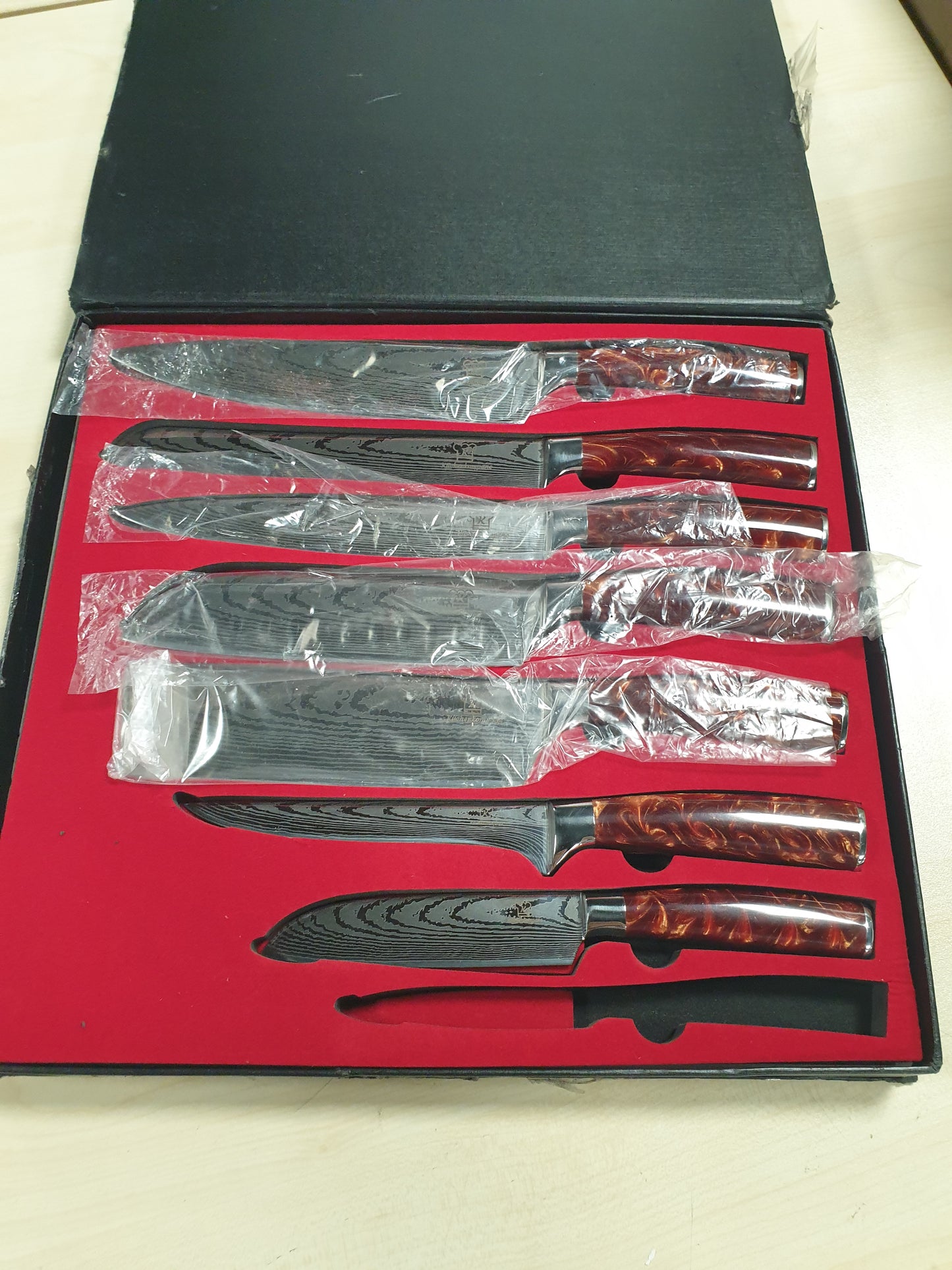 KÜCHENKOMPANE Set thikash Kasshoku prej çeliku inox, 8 pjesë, Thika shefi në dizajn Damasku me doreza rrëshire epoksi, përfshin kuti dhurate