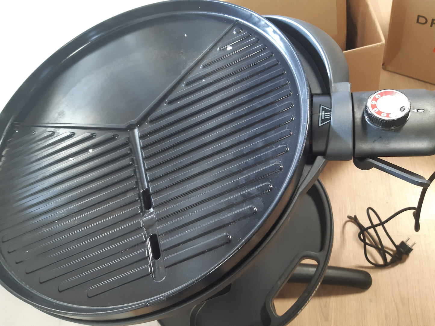 83230 - SEVERIN Skarë/Grilë Elektrike me Kapuç dhe Mbështetëse, Termostat, Pllakë me Veshje Qeramike, Fuqi 2,000W, Sipërfaqe Skare Ø 41 cm, Ngjyre E Zezë Mat, Modeli PG 8541