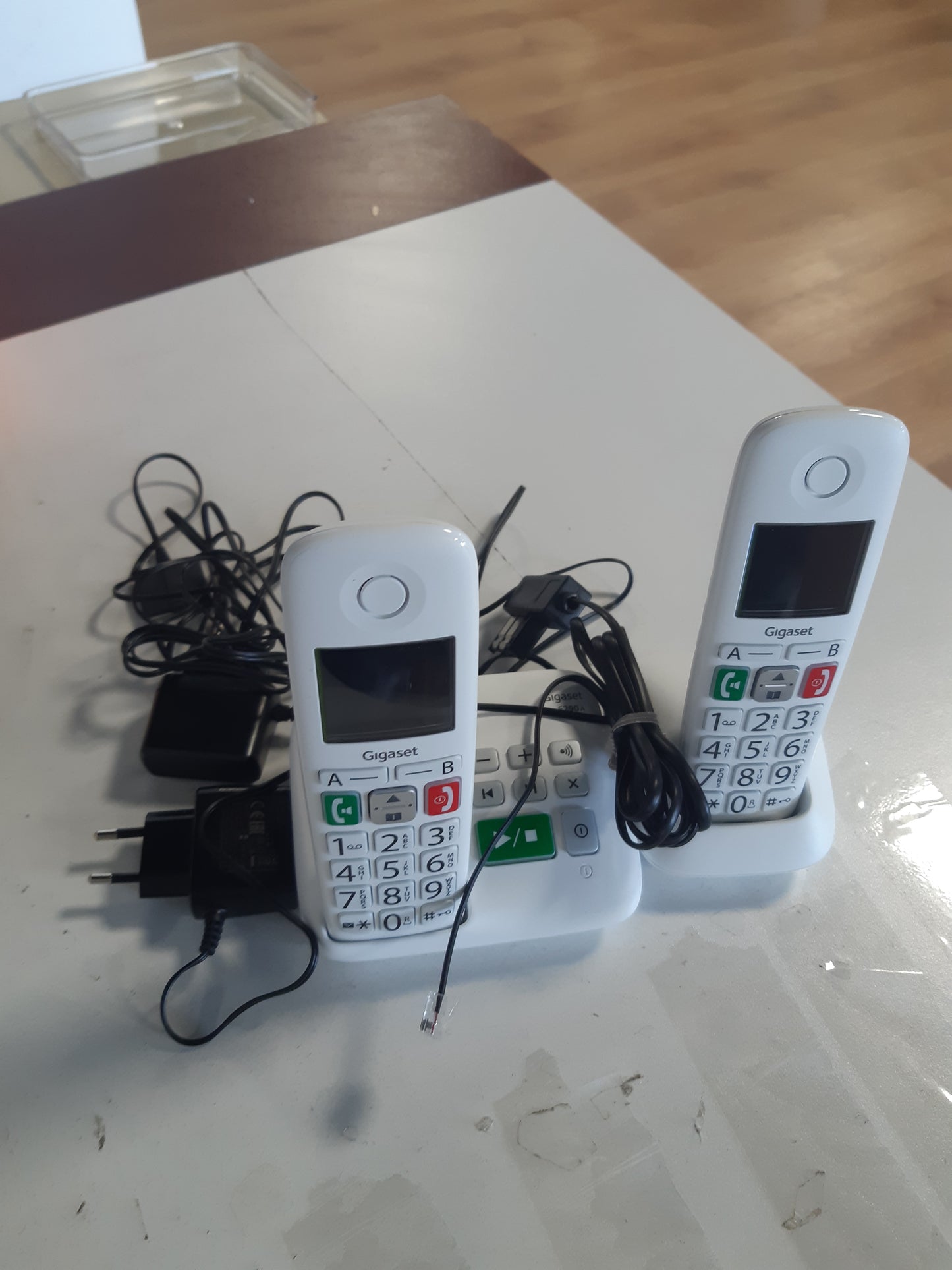 267912 - GIGASET E290A Duo - Telefon fiks pa tel i bardhë me sekretarinë telefonike të integruar, 2 aparate me ekran të madh me ndriçim prapa, taste të mëdha, funksion bllokimi thirrjesh [Versioni francez]