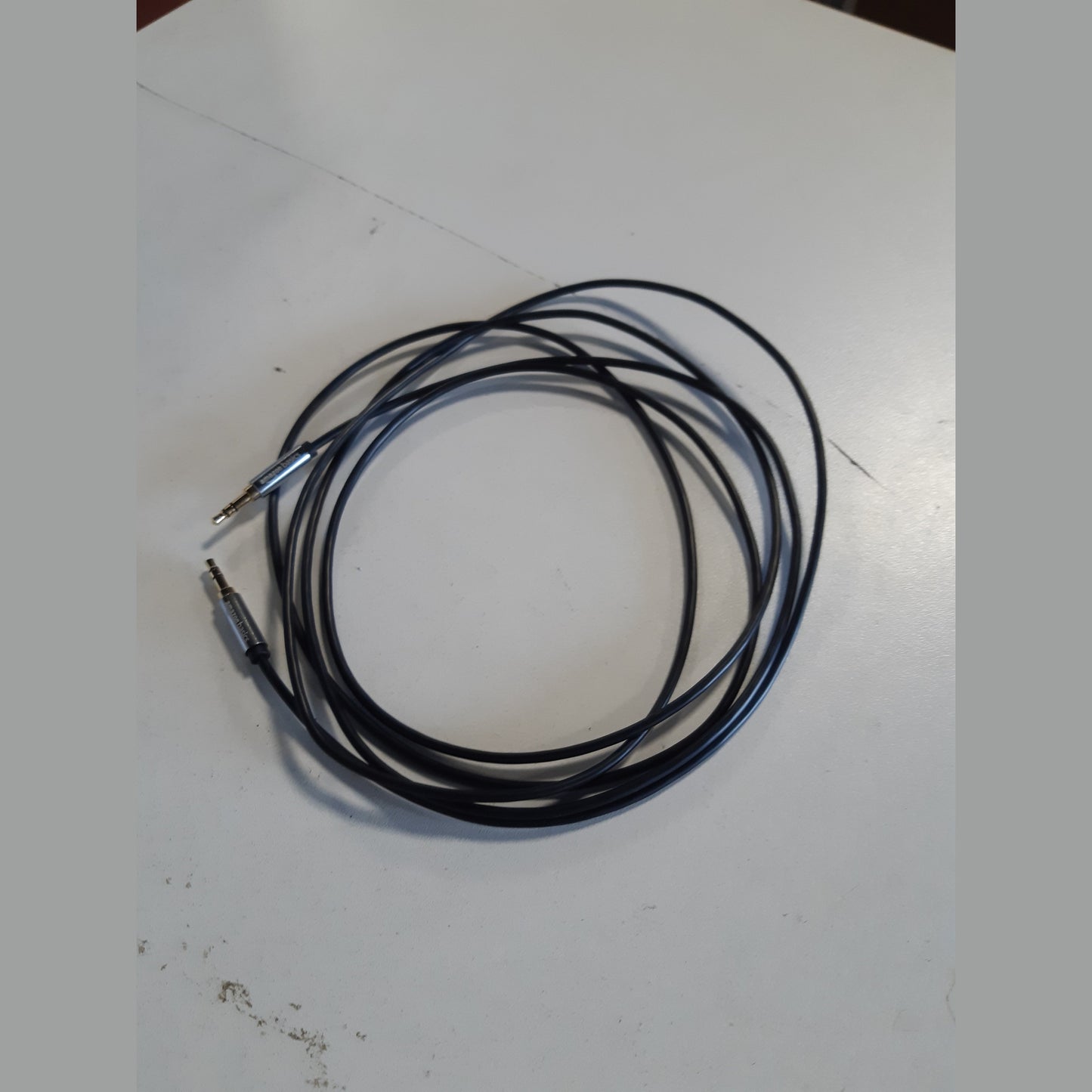 267350 - AMAZON BASICS Kabllo ndihmës audio stereo 3.5 mm në 3.5 mm, 2.4 m, e zezë