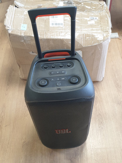 267513 - JBL Partybox Stage 320, Altoparlant portativ për festa, rrota të integruara dhe dorezë teleskopike, zë JBL Pro, shfaqje dritash, jetëgjatësi baterie 18 orë, rezistencë ndaj spërkatjeve IPX4, në të zezë