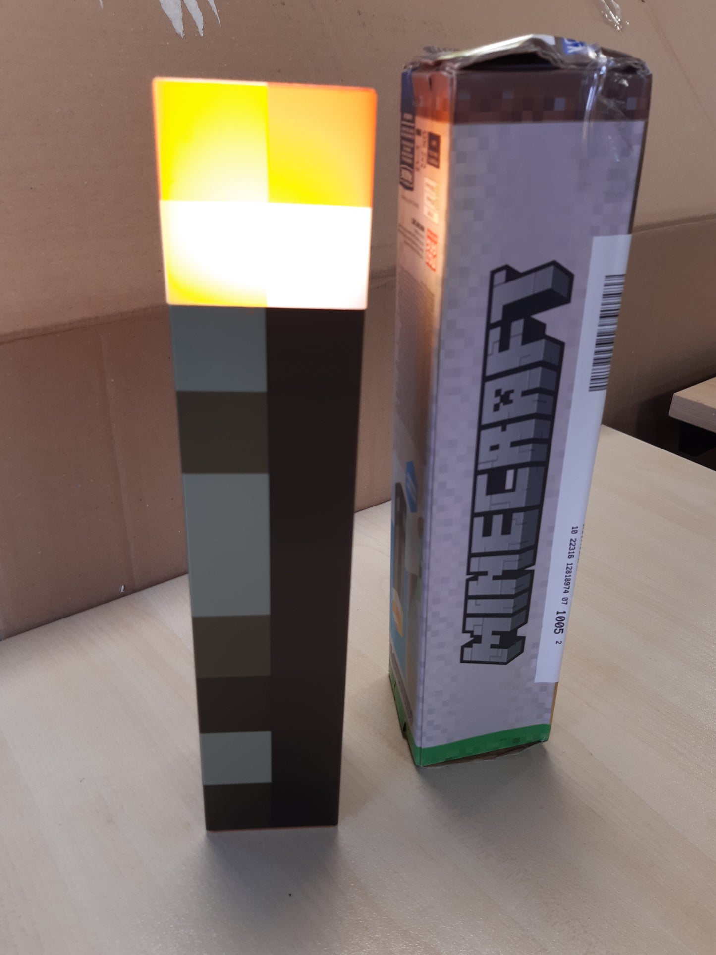 256185 - DRITË PISHTARI MINECRAFT, ME LICENCË ZYRARE, 2 MËNYRA DRITE, FUNKSIONON ME BATERI, DHURATË PËR LOJTARËT