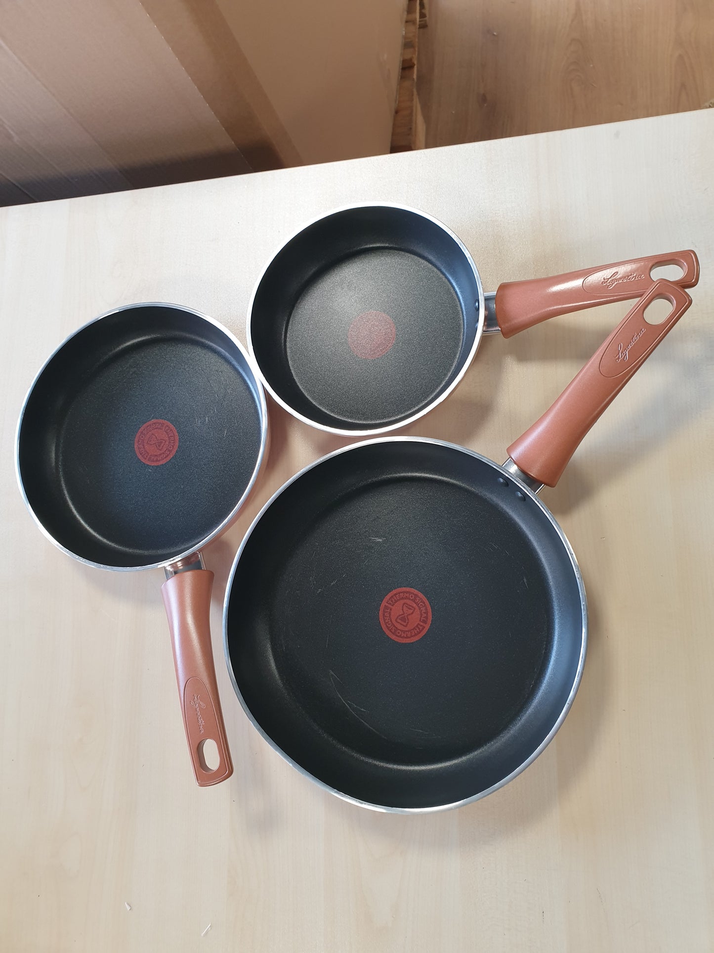 195229 - LAGOSTINA Set Tiganësh Alumini Jo-Ngjitës Ramata Ø 20/24/28 cm, Efekt Bakri i Jashtëm, 3 Copë, Përshtatshëm për Gaz dhe Furrë, me Tregues Gatimi dhe Doreza Ergonomike Bakeliti