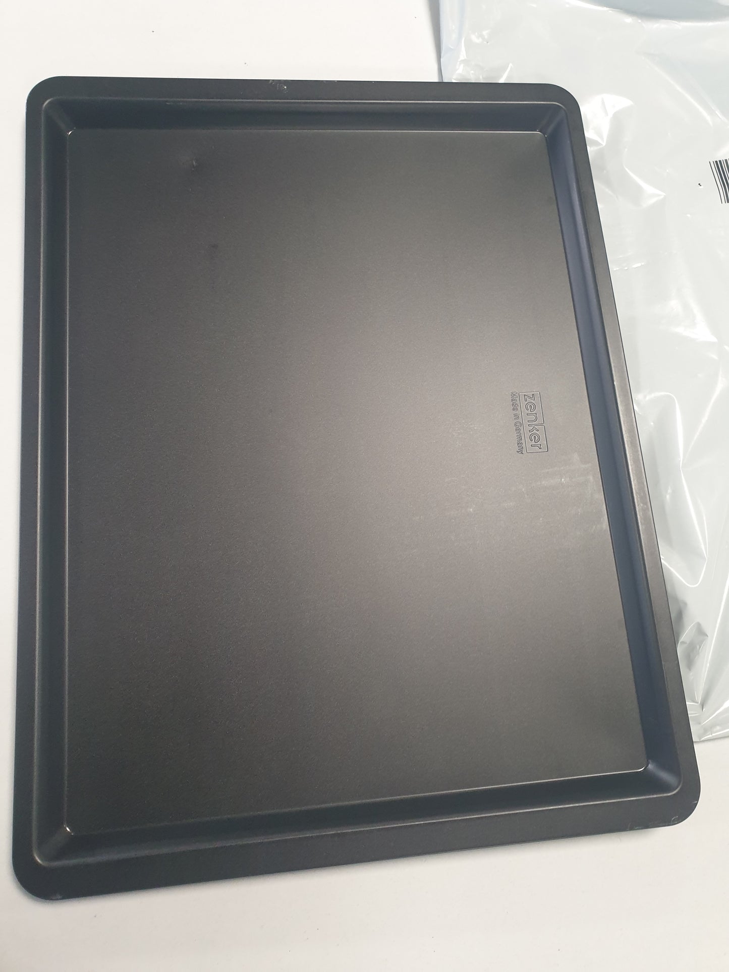 262637 - Zenker Tepsi pjekjeje dhe biskotash, Rezistent ndaj nxehtësisë deri në 230°C, 42 x 32 x 0.5 cm, Ngjyrë e zezë metalike