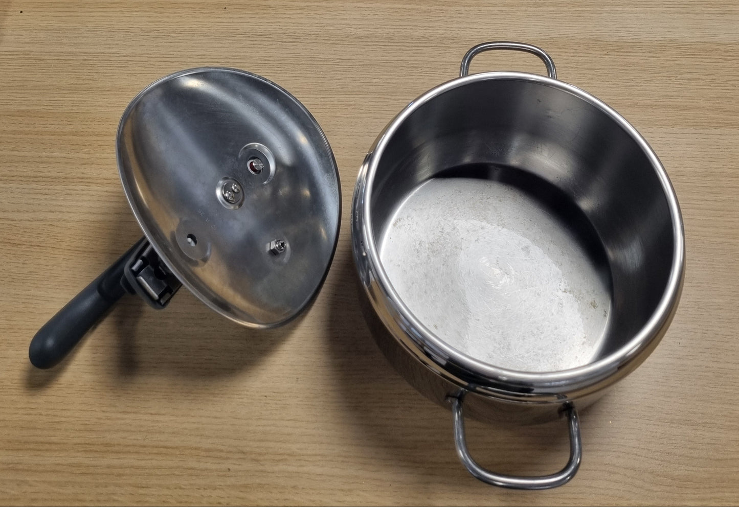 187085 - LAGOSTINA Tenxhere me Presion me Kontroll Rrezor 5L, çelik inox 18/10, Ø 22 cm, Përshtatshme për Induksion dhe Gaz, Kapak me Hapje të Lehtë, Fund me Tre Shtresa 'Irradial Plus'