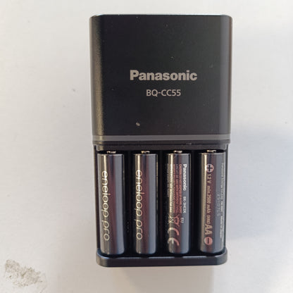 266469 - ENELOOP Karikues Pro SmartPlus, për 1-4 bateri AA/AAA, kohë karikimi 2 orë, 10 karakteristika sigurie, 4 bateri eneloop Pro AA (2500 mAh) të përfshira