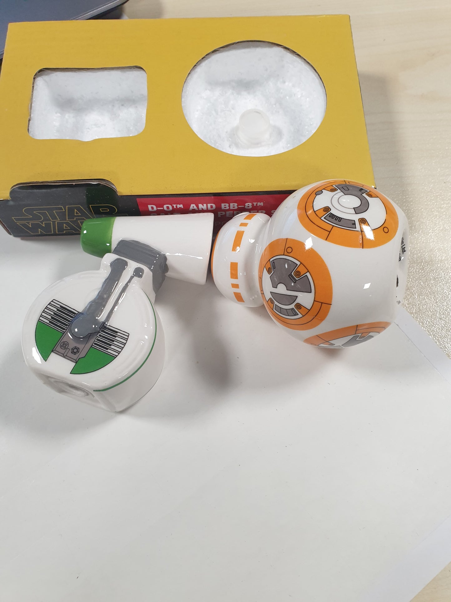 204752 - STAR WARS BB-8 dhe DOO Set Kripëzues dhe Piperqelqyes Qeramik | 2 Kopë