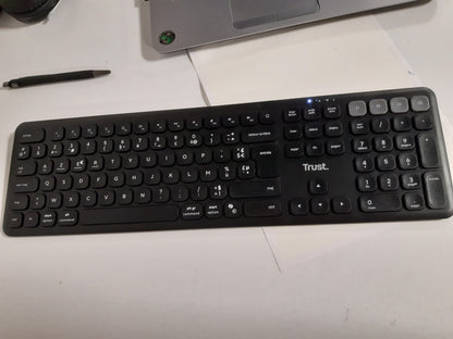 189192 - TRUST VAIYA - Tastierë Bluetooth pa tel, AZERTY Frëngjisht, E Rikarikueshme, Me Tastierë Numerike, 55% Plastikë e Ricikluar, E Përshtatshme për Windows, iOS, iPadOS, macOS, Android, Ngjyra e Zezë