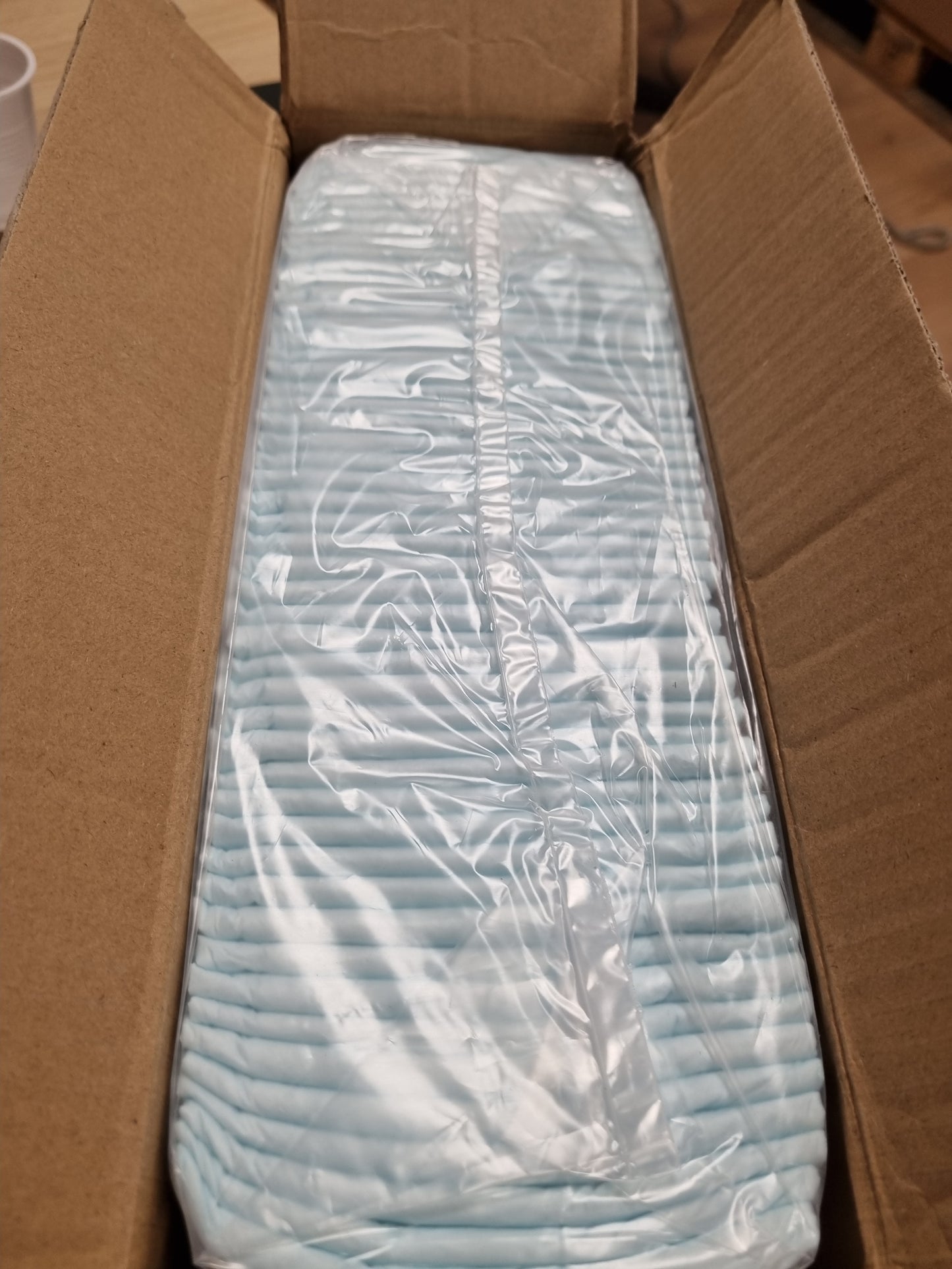 224481 - AMAZON BASICS Mbrojtëse stërvitjeje për qen dhe këlyshë, të papërshkueshme nga rrjedhjet, dizajn me 5 shtresa, pako me 50 copë, blu
