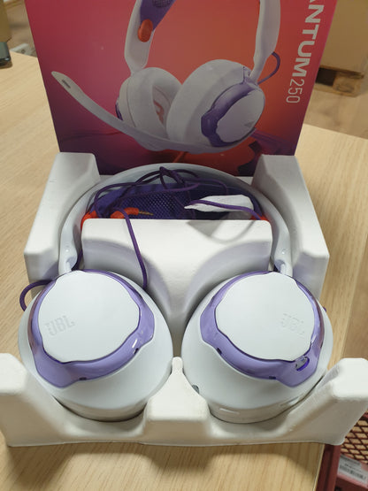 266219 - KUFJE PËR LOJËRA ME TEL JBL QUANTUM 250, JBL Quantum Spatial Sound, Mikrofon me Anulim Zhurme, Kabllo 3.5 mm, Pjesë të Zëvendësueshme, Kompatibël me Apple, PC, Xbox, PlayStation, Nintendo Switch, E Bardhë