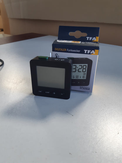 261763 - TFA DOSTMANN Orë me alarm radio dixhitale, 60.2545.01, e zezë, 66 x 22 x 68 mm, 2 bateri AAA 1.5 V (nuk përfshihen)