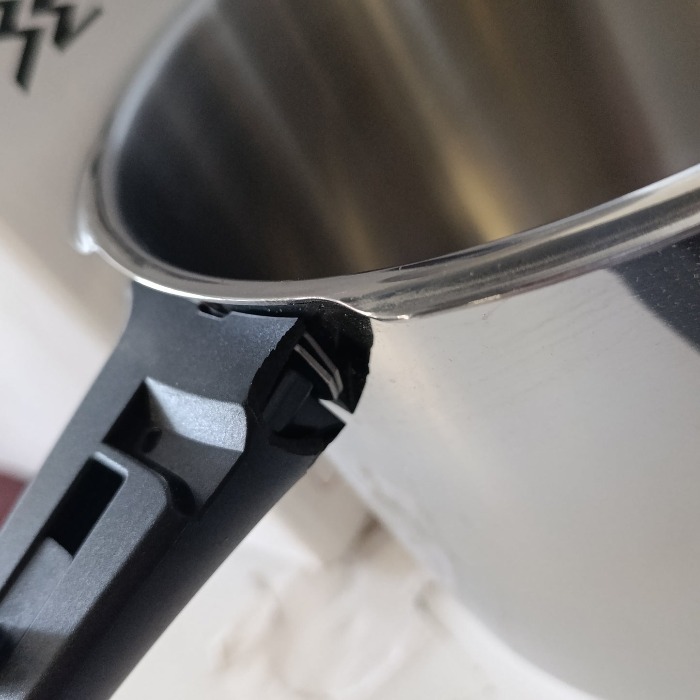 208031 - WMF PERFECT - Tenxhere me Presion Ø 22cm, Kapacitet 6.5L, Lloj Materiali Çelik Inox Cromargan, e Përshtatshme për Induksion, Mbrojtje nga Flakët