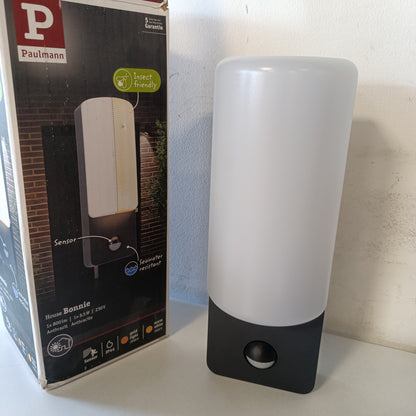 213437 - PAULMANN Llambë muri LED për jashtë me detektor lëvizjeje, miqësore me insektet dhe rezistente ndaj ujit të detit, IP44, 93x77 mm, 2200-3000K, 8.5 W, 560lm, 230V