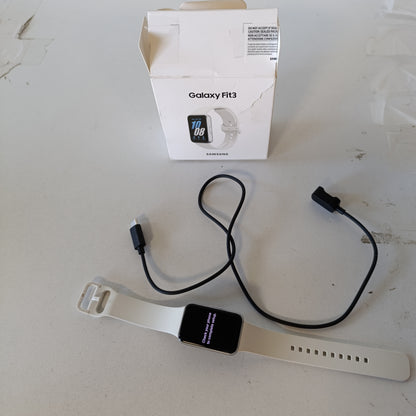 266389 - SAMSUNG Rrip fitnesi Galaxy Fit3, bateri e gjatë, zbulim rrëzimi/SOS, barometër, IP68, monitorim gjumi, mbi 100 ushtrime, menaxhim njoftimesh/muzike, Argjend [versioni italian]