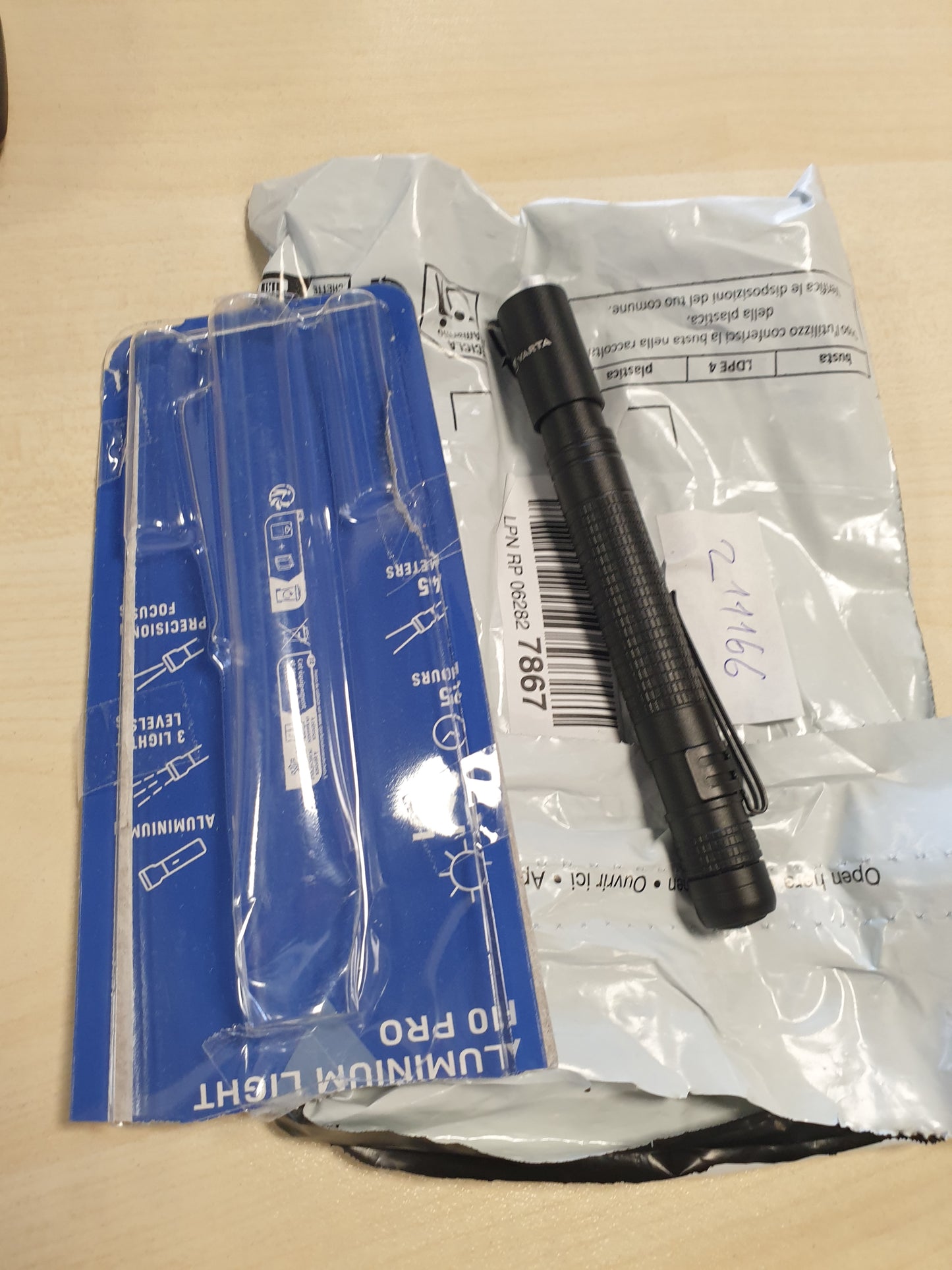 211166 - VARTA Dritë Dorë LED F10 Pro, me 2 Bateri AAA, Korpus Alumini, 3 Modalitete Drite, Dorezë me Teksturë, Rezistente ndaj Goditjeve
