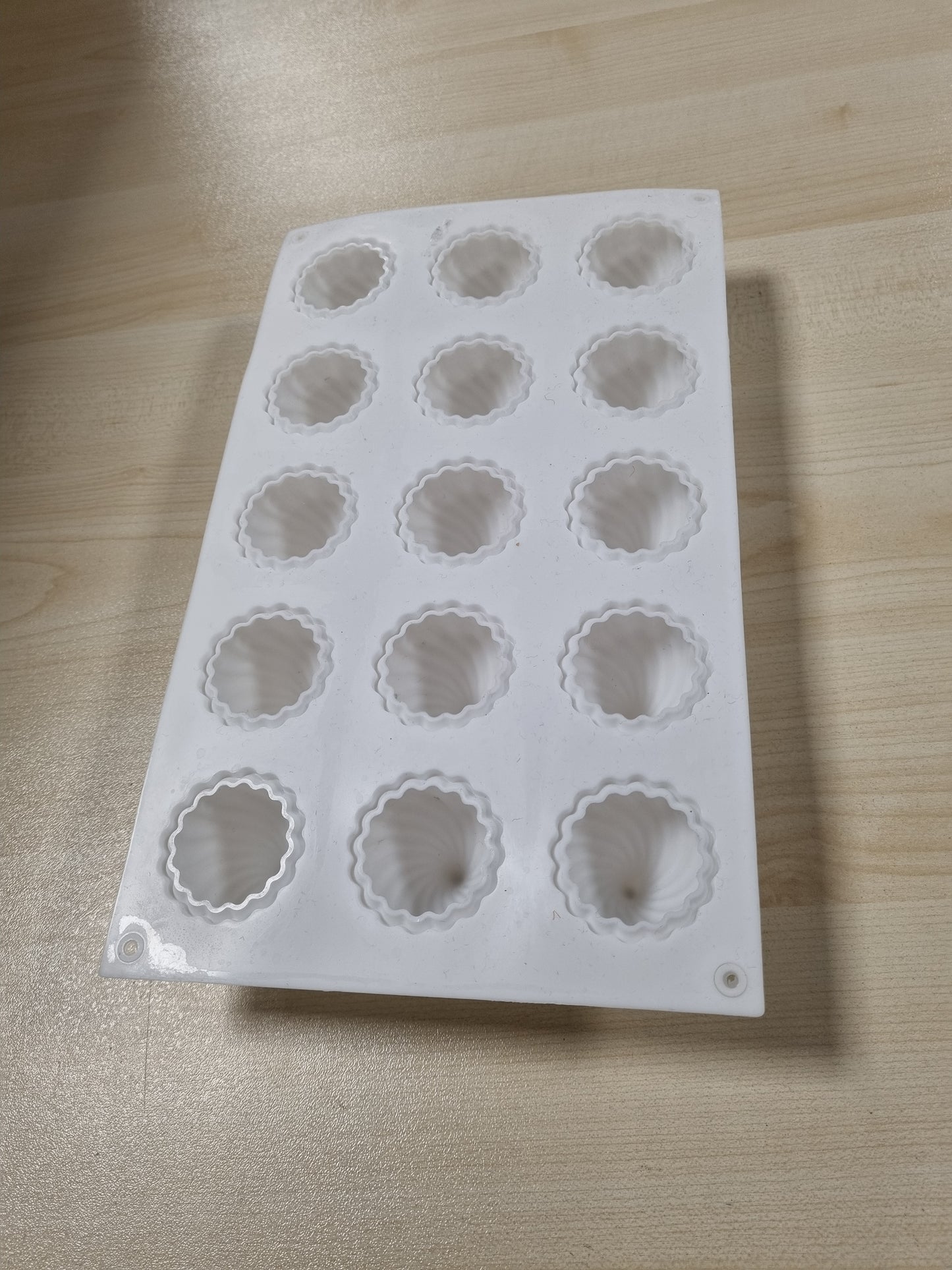 242954 - KOMUNJ Formë silikoni me 15 vrima për qepë, për pjekje kekësh, formë për pjekje sapuni, puding, çokollatë