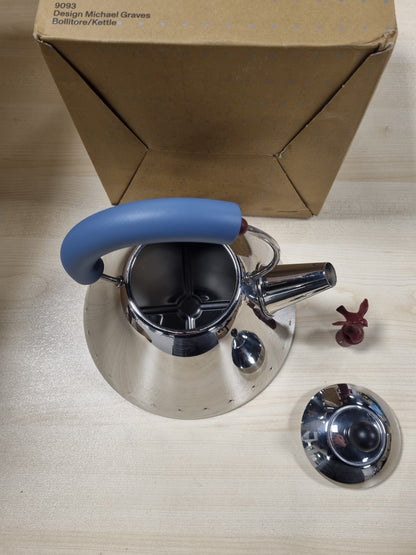239297 - ALESSI ÇAJNIK 9093, çelik inox 18/10, sipërfaqe e lëmuar, dorezë dhe fishkëllimë zogjsh - Blu e çelët