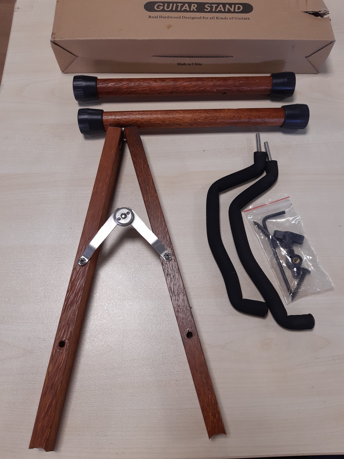 228126 - MBAJTËSE KITARE LEKATO, Mbajtëse druri për kitarë bas me kornizë A, me mbushje shkumë për kitara, bas, violonçel, banjo, mandolinë, ukulele
