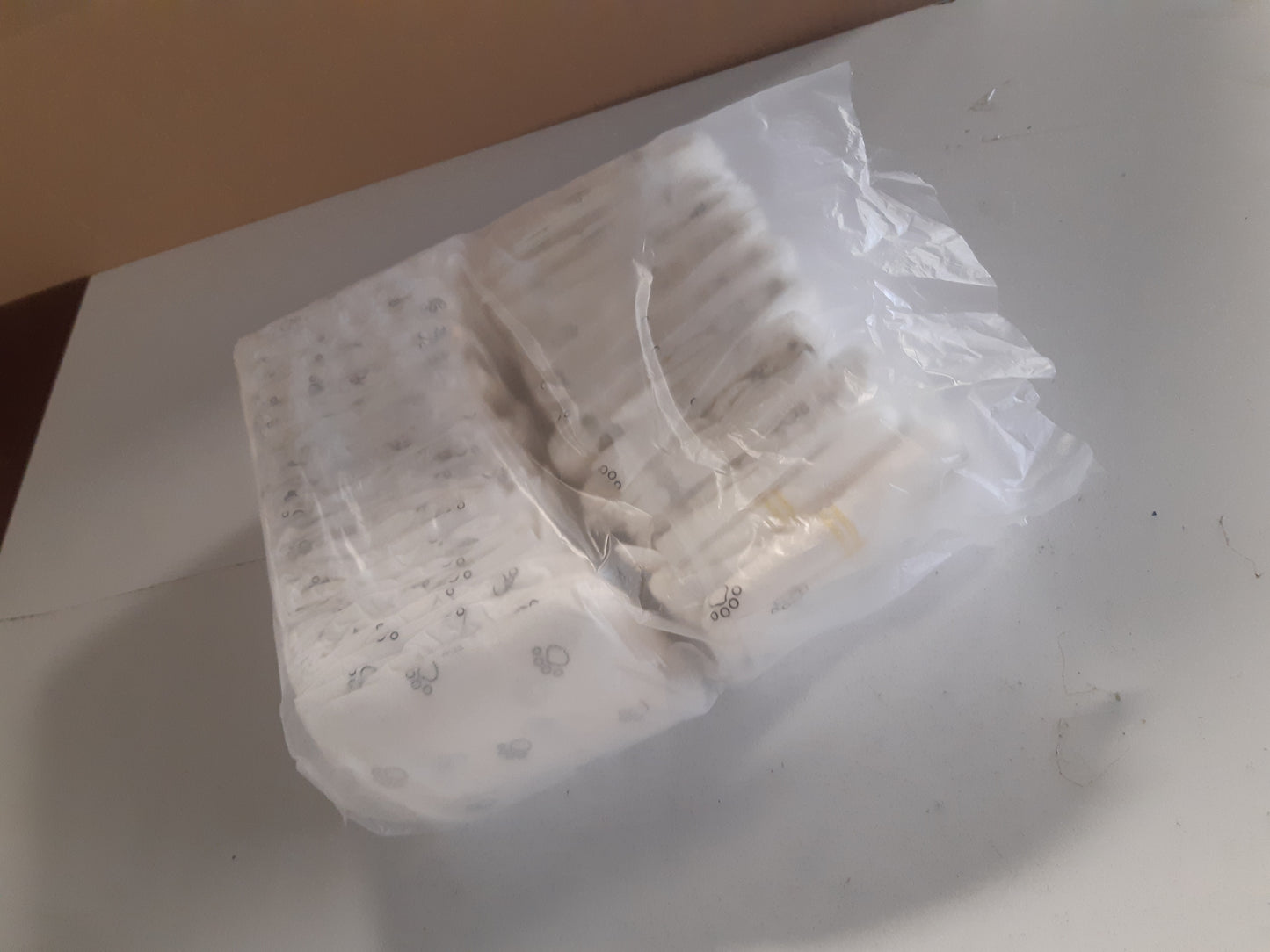 223506 - Pelena AMAZON BASICS për qen meshkuj, XS, pako me 30 copë, të bardha