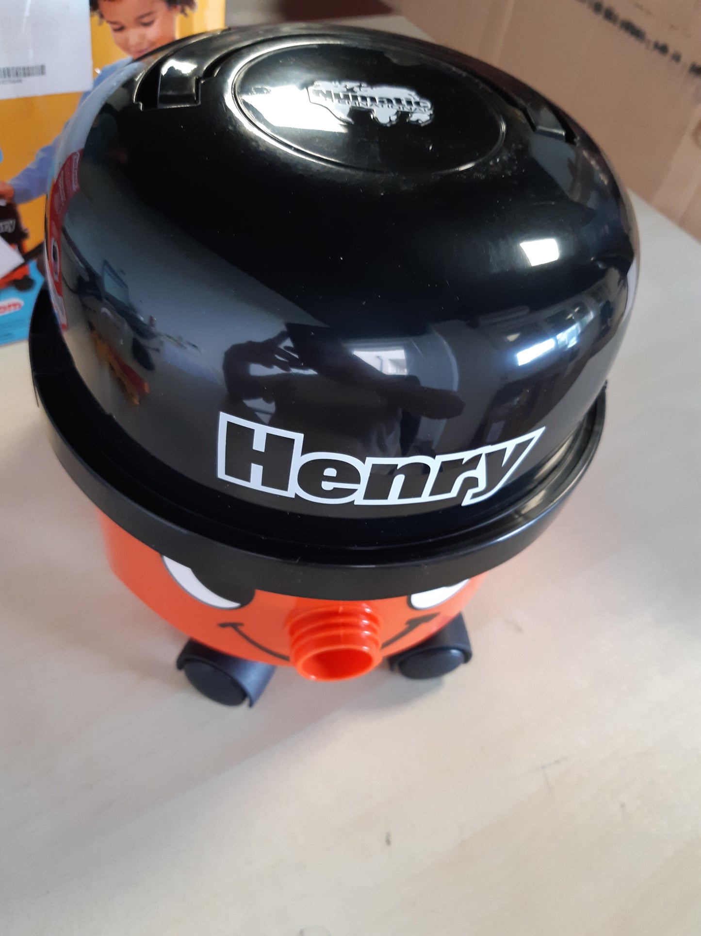 222029 - CASDON Henry & Hetty Toys Fshesë me korrent Henry, e kuqe, 23.2 x 21.2 x 22.8 cm, për mosha 3+ vjeç