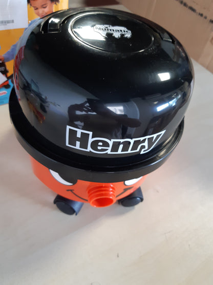 222029 - CASDON Henry & Hetty Toys Fshesë me korrent Henry, e kuqe, 23.2 x 21.2 x 22.8 cm, për mosha 3+ vjeç