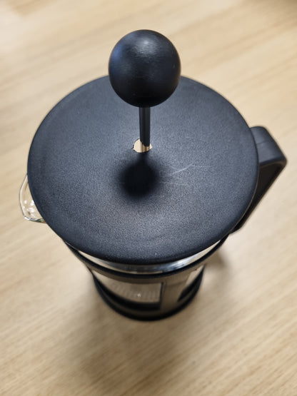 263022 - BODUM | Makinë kafeje Kenya | Kapacitet 1L / 8 Filxhanë | Presë manuale franceze | E bërë nga qelqi borosilikat dhe çelik inox | Mund të lahet në lavastovilje | Prodhuar në Portugali