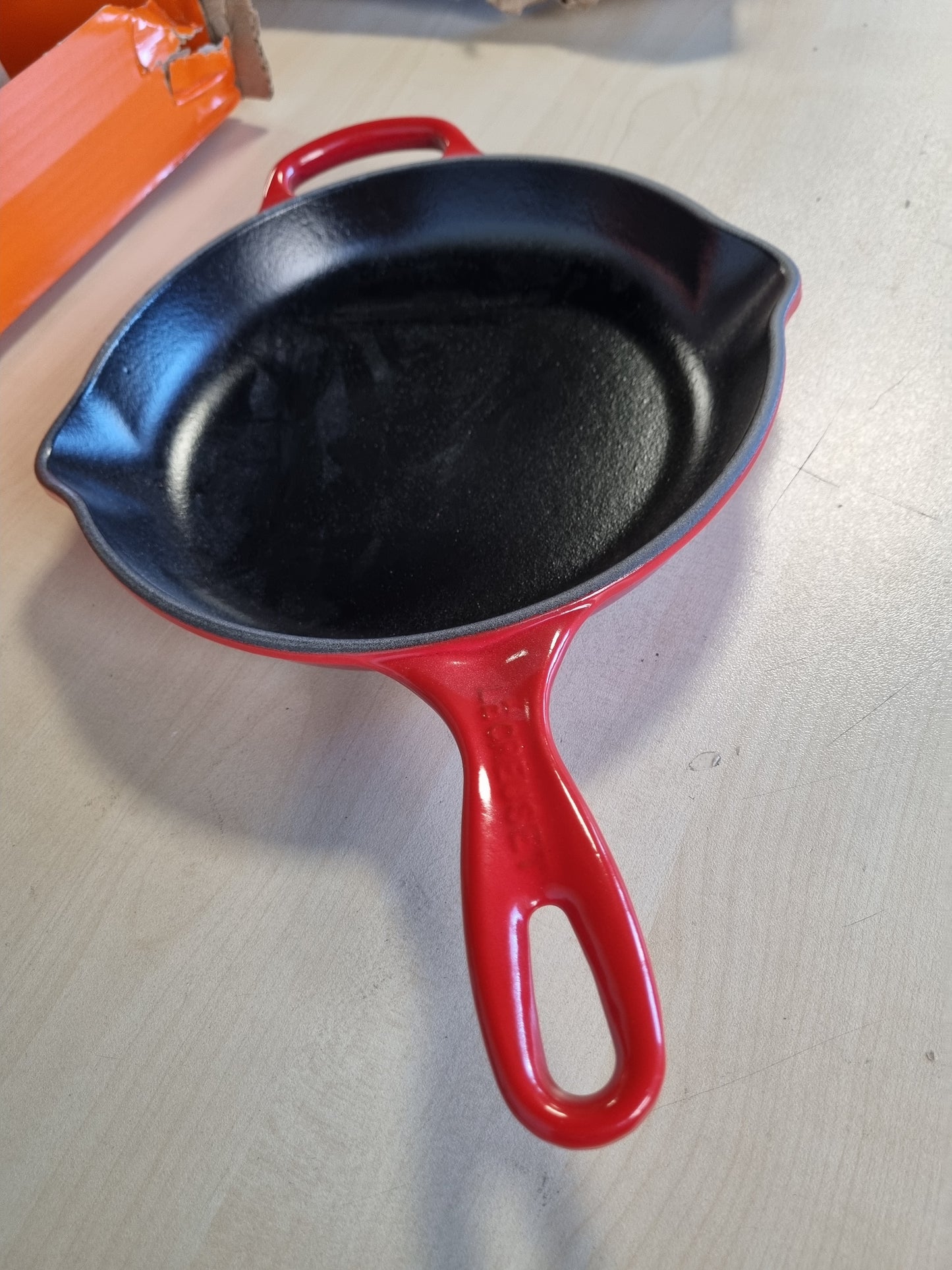 217053 - LE CREUSET TIGAN prej gize Signature, qershi, 23 cm