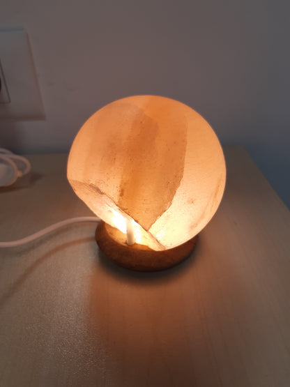 256279 - ZEN'LIGHT Top kristali 100% autentik natyral me kripë Himalaje, llambë USB, e gdhendur me dorë, bazë druri, kabllo USB, afërsisht 500 g, Portokalli, Bezhë
