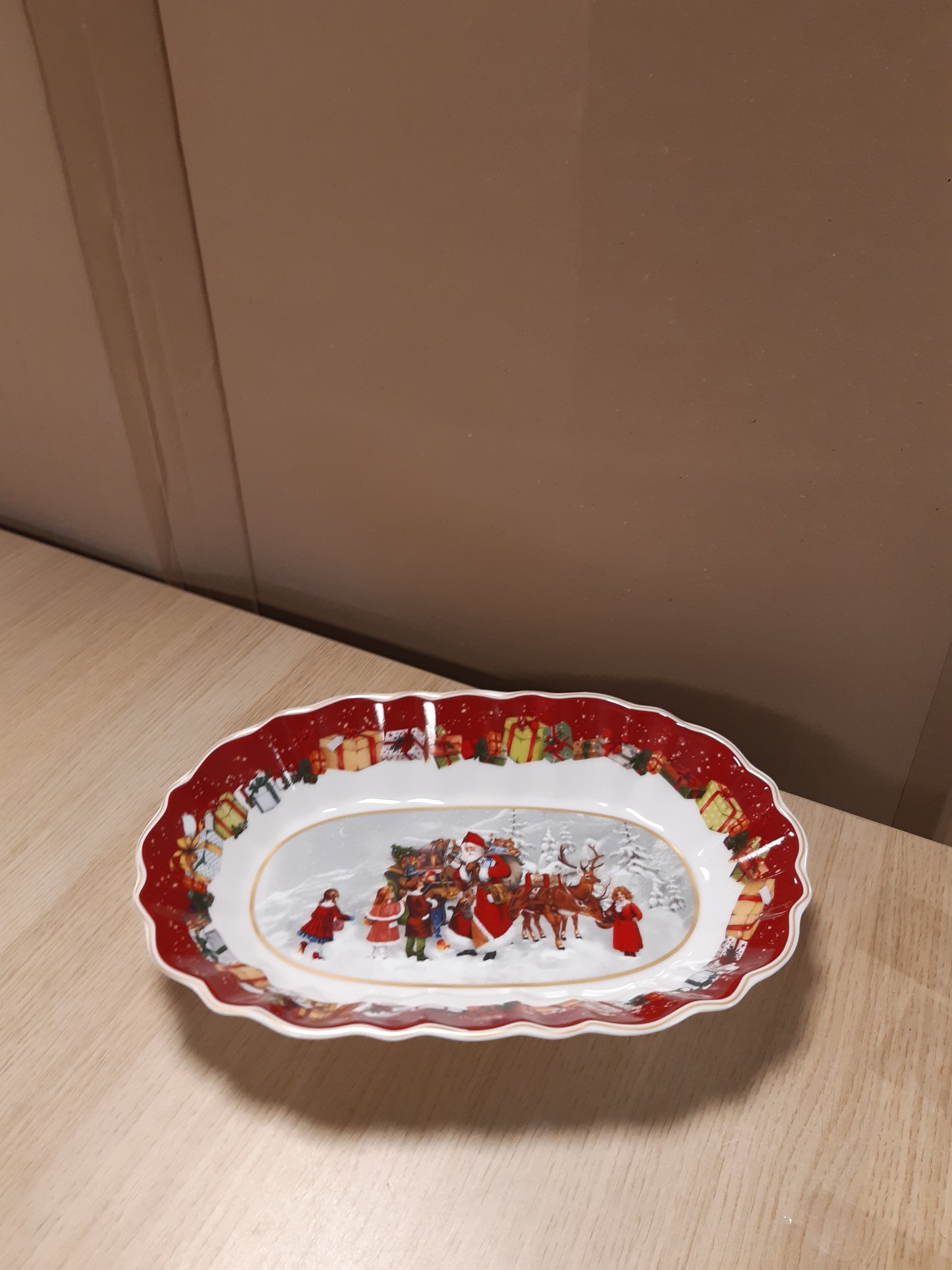 246225 - VILLEROY & BOCH Pjatë me ndarje Toy's Fantasy me figurinë e Babagjyshit, Pjatë ëmbëlsirash prej porcelani premium, e sigurt për mikrovalë, 30 x 19 cm, shumëngjyrëshe, e bardhë