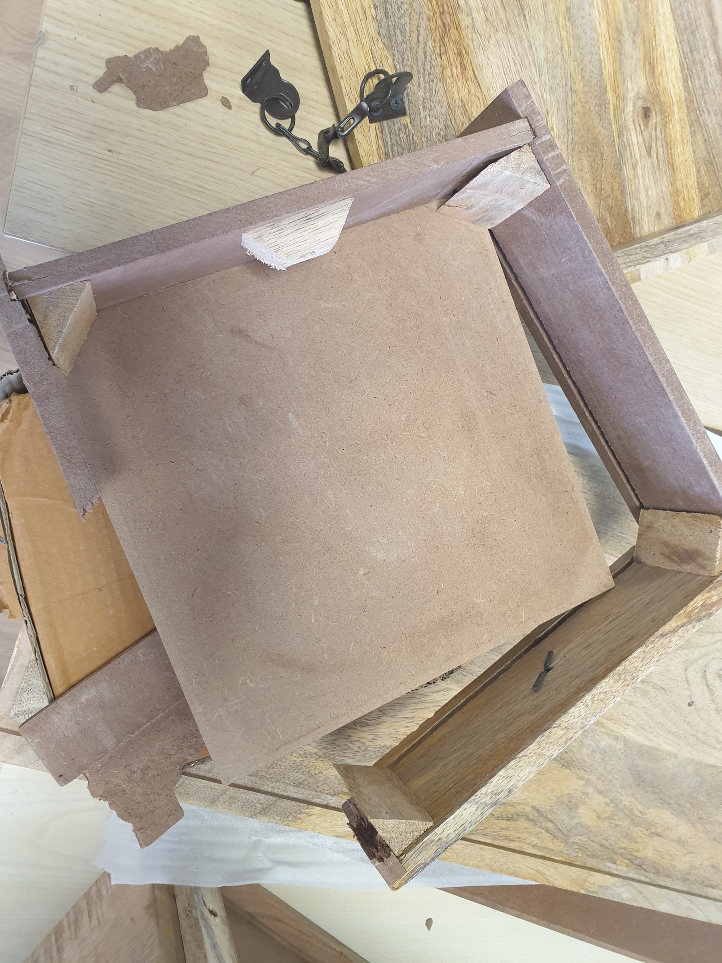 265608 - vidaXL Tavolinë Kafeje prej Druri Mango Masiv 70x70x40 cm me 5 Sirtarë dhe Rrota Hekuri – Stil Industrial
